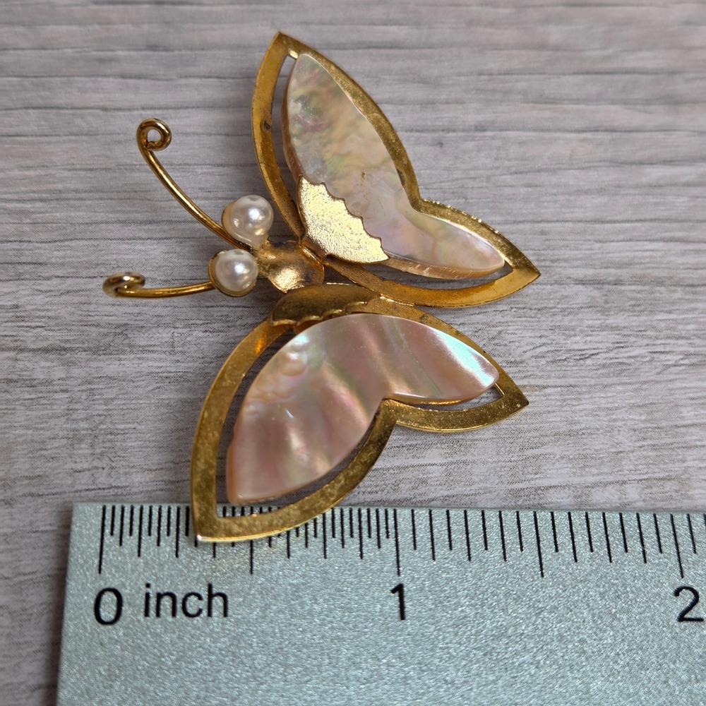 Vintage MOP Shell Butterfly Brooch Gold Tone Mid Century Pearl Accents 50s-60s - Picture 7 of 7
